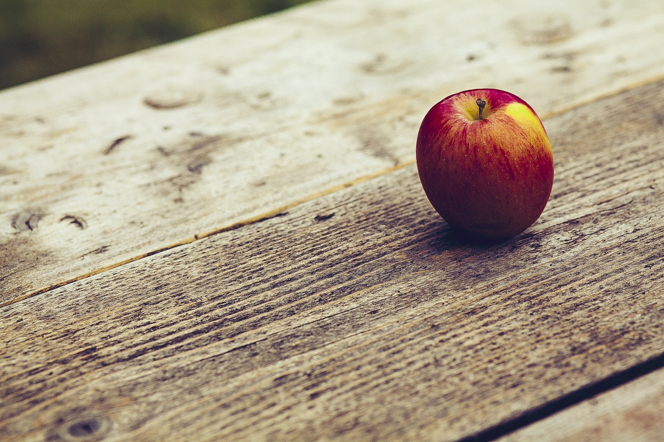 Море яблок. Яблоки вдали. Apple with Shadow.